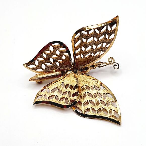Vintage Gold Butterfly Brooch, Articulated Wings, Filigree Mid-Century Jewelry - Picture 6 of 10